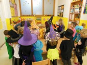 Halloweenský čarodějný den s karnevalem